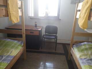 Хостелы Amigo Hostel Almaty Алматы Спальное место на двухъярусной кровати в общем номере для мужчин и женщин-3