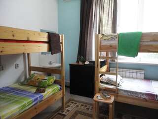 Хостелы Amigo Hostel Almaty Алматы Спальное место на двухъярусной кровати в общем номере для мужчин-1