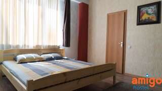 Хостелы Amigo Hostel Almaty Алматы Двухместный номер с 1 кроватью и собственной ванной комнатой-3