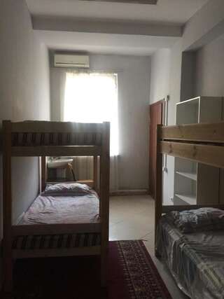 Хостелы Amigo Hostel Almaty Алматы Спальное место на двухъярусной кровати в общем номере для мужчин и женщин-2